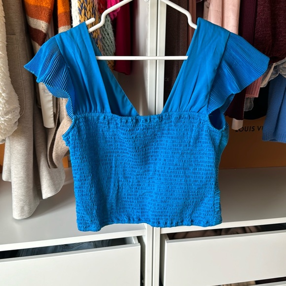 Express Pleated Flutter Sleeve Crop Top - Picture 3 of 4